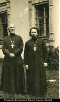 Священник Вознесенский Василий Павлович (слева)