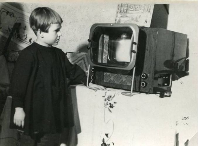 Ирочка Сидорина у телевизора КВН. 1952 год 