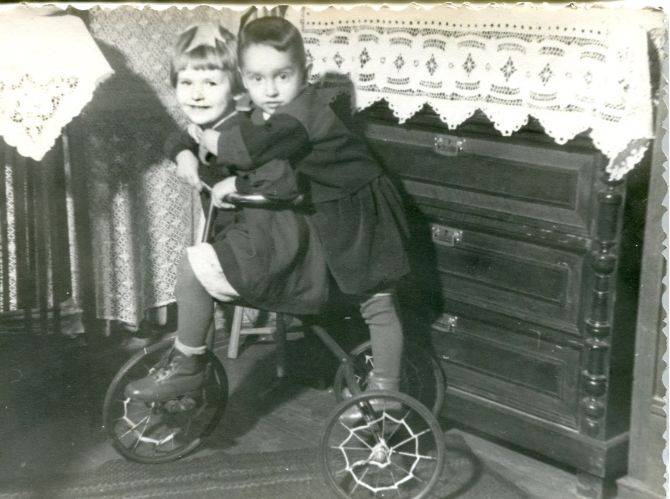 На велосипеде у комода Ира Сидорина и Игорь Байков. Снимок 1952 года Б.Г. Сидорина.