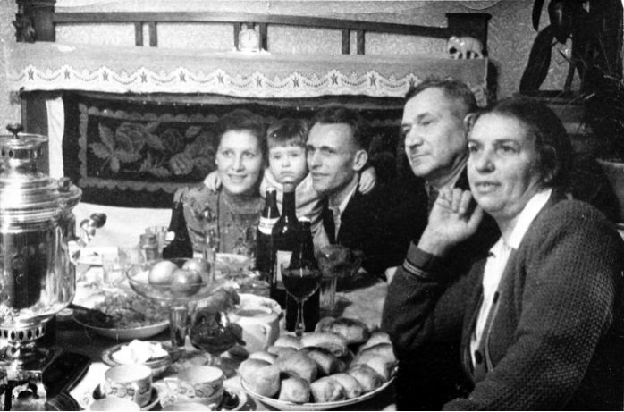 Встреча Нового 1952 года в семье Сидориных.
