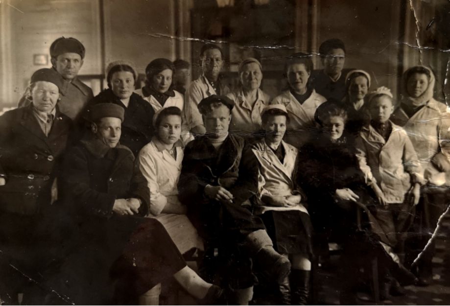 Послевоенный коллектив работников вокзального ресторана Павловского Посада