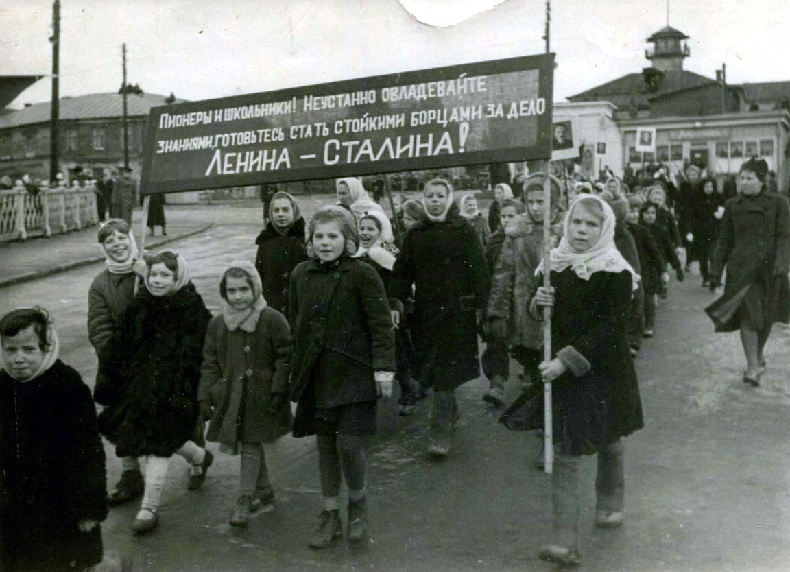 Павловский Посад, площадь Революции, праздничная демонстрация 7 ноября 1948 года