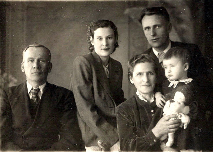 Счастливое семейство Сухановых-Сидориных, 2 мая 1950 года.  Первая пятилетка после Великой Отечественной войны. Мужчины – фронтовики