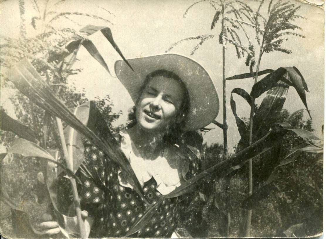 Тамара Сидорина, командировка от сельхозотдела редакции Кукуруза – царица посадских полей. Лето 1952 года
