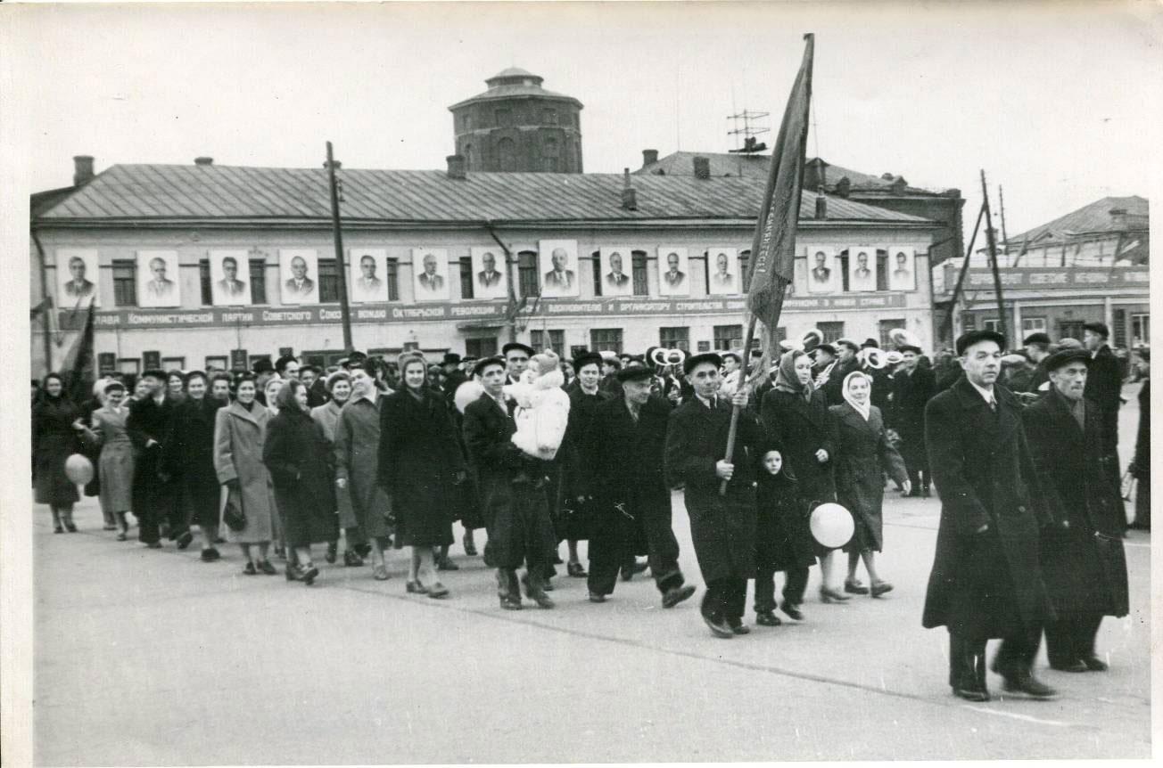 Площадь, 7 ноября 1957 года. Идёт коллектив редакции городской газеты «Ленинская искра». В четвёртом ряду – Т. Ф. и Б. Г. Сидорины