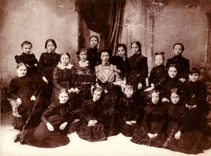 1912 год. Учащиеся гимназии во главе с Н.Н. Глаголевой