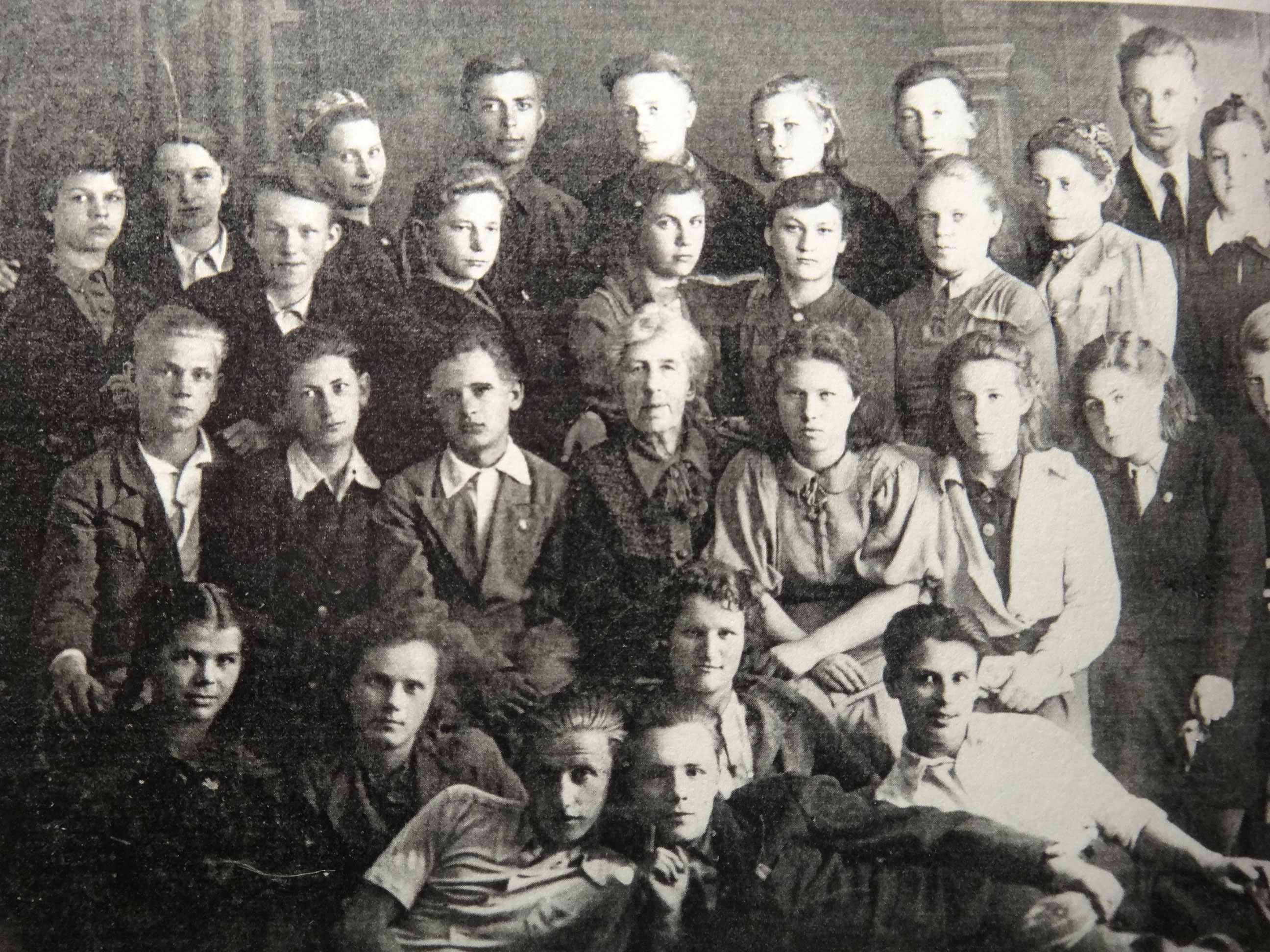 1943 год. 10 класс школы ¦2. В центре Н. Н. Глаголева