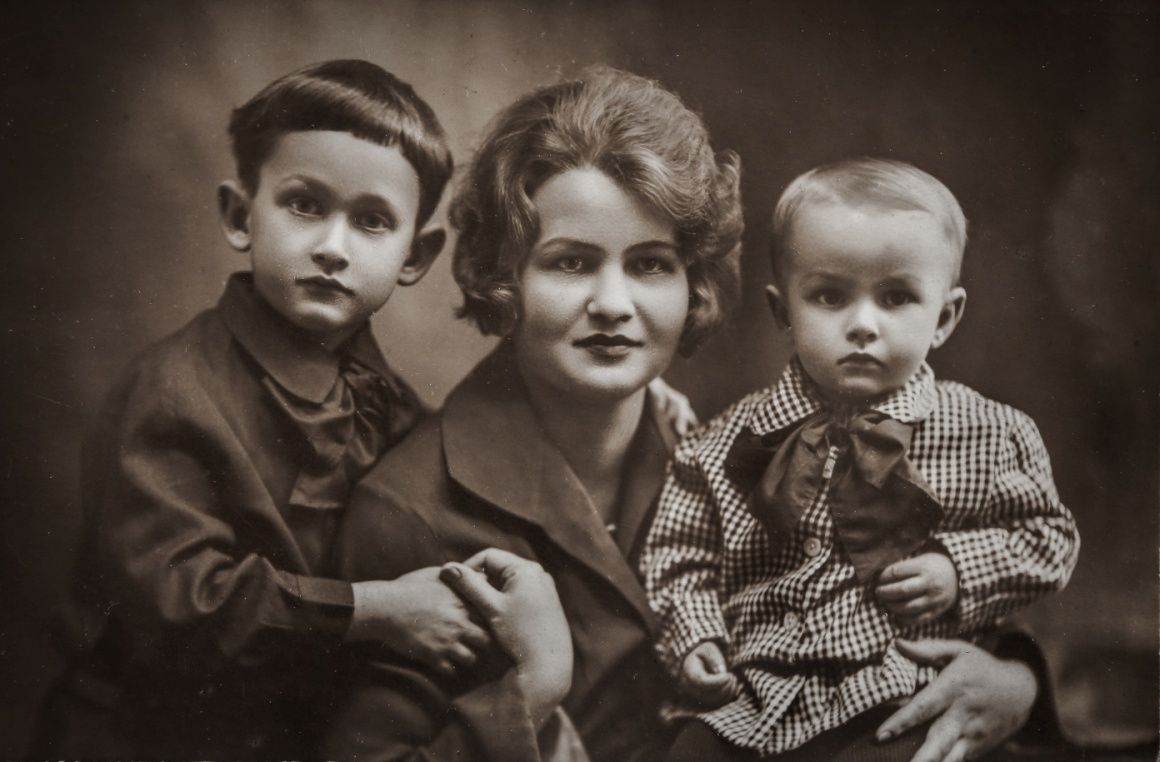 Анна с сыновьями: Андреем – слева и Сашей – справа.   Февраль 1928г