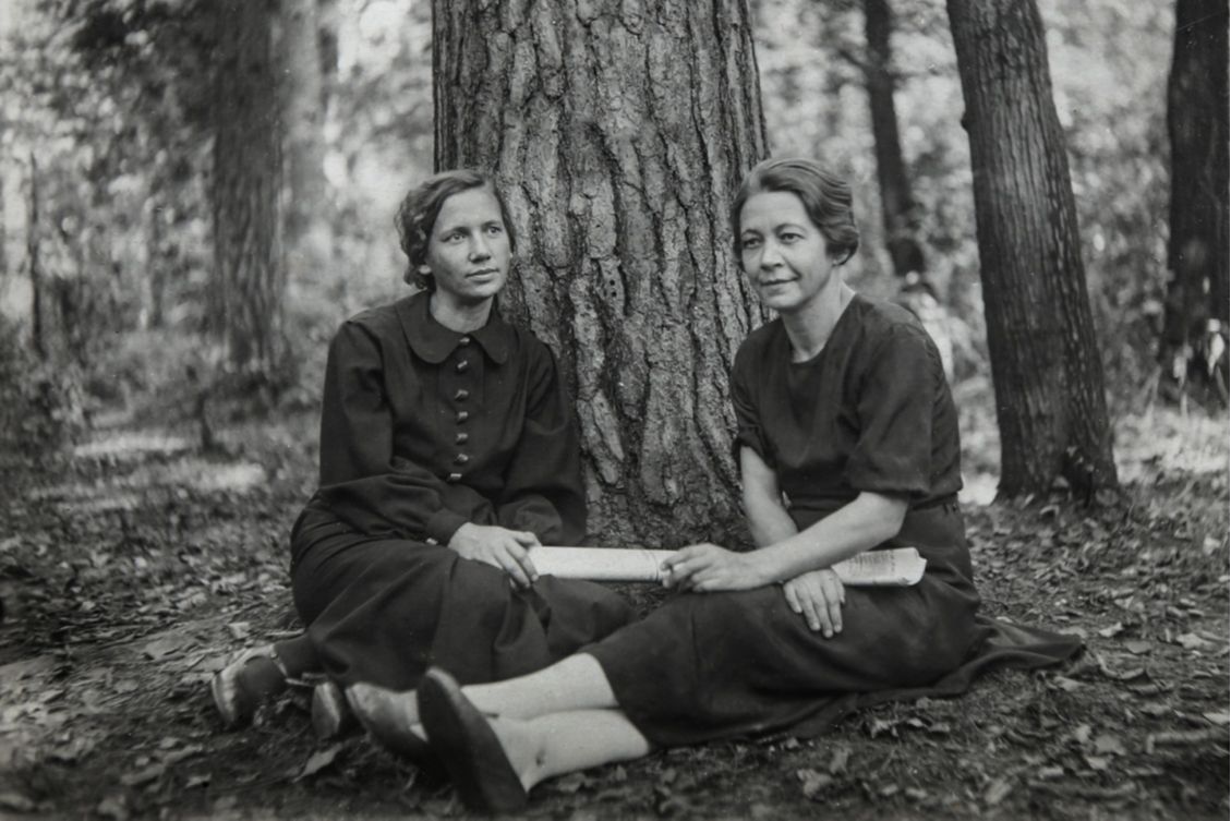 Клавдия и Мария Шапошниковы в Измайловском парке. 1937 г.