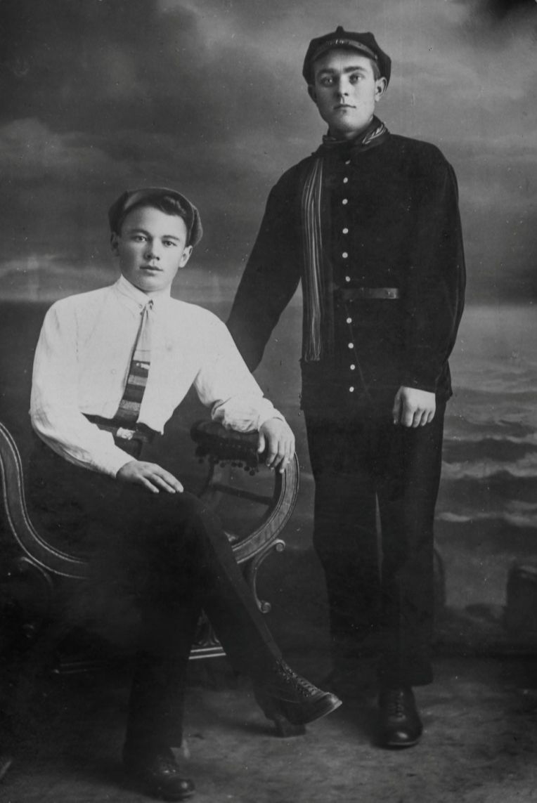 Тимофей (сидит) с другом. Коканд 1927 г.
