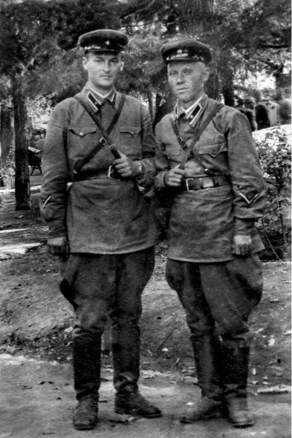 Тимофей (справа) в Тбилиси. Сентябрь 1942г.