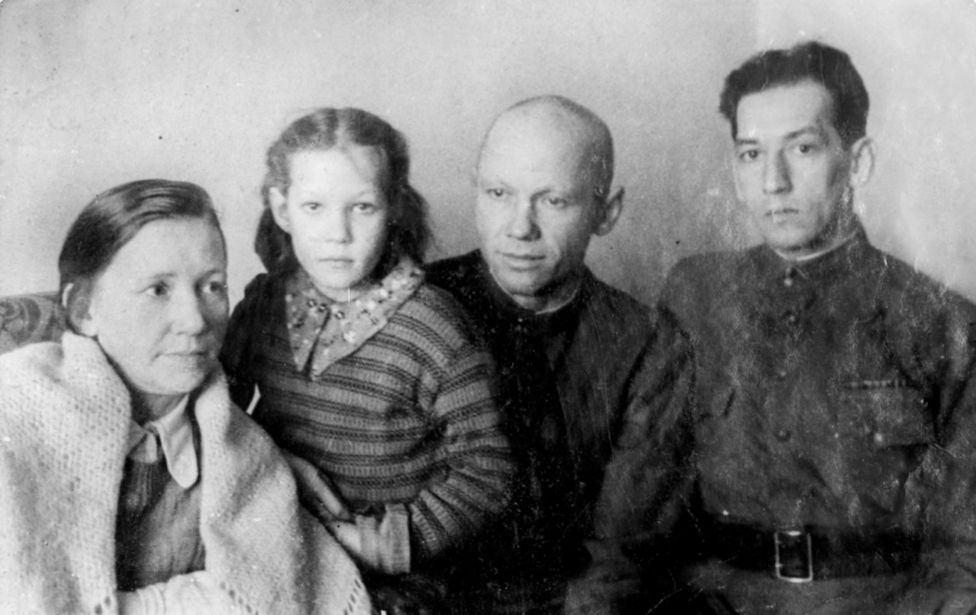        Мама, моя сестра Алла, дядя Тима и отец.   Лето 1946 года. 
