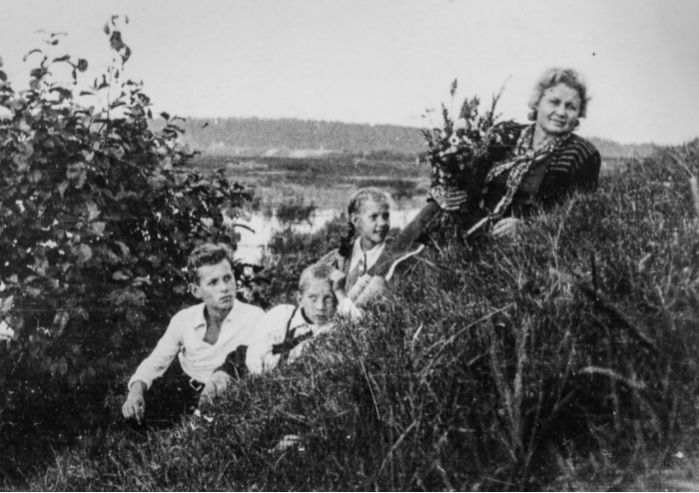 Лёва, я и Алла с тётей Аней на Клязьме в Глухово. 1946 г.