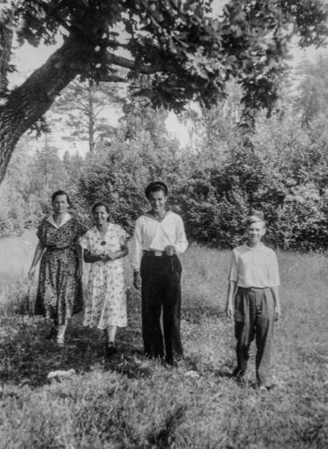 На Волхонке. Мама, Алла, Лёва и я. 1954 г.