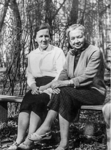 Сёстры. Мама и тётя Маруся. Волхонка. 1963 г.