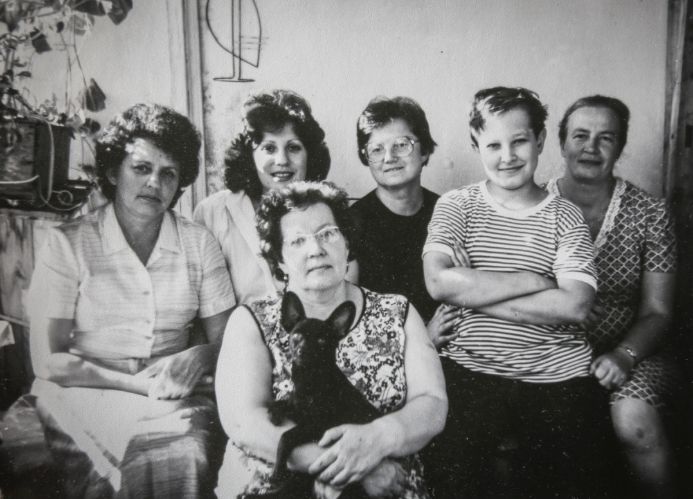 Встретились у Аллы. 1985 г. Нина, Наташа, Алла, Ирина, Вася, Наташа Архангельская, подруга Аллы.