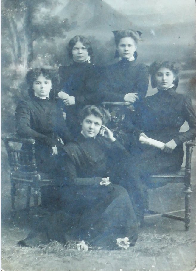 Воспитанницы Епархиального училища. Пенза.  Около 1912. Внизу мама Веры Ивановны Мноян – Софья Пазельская