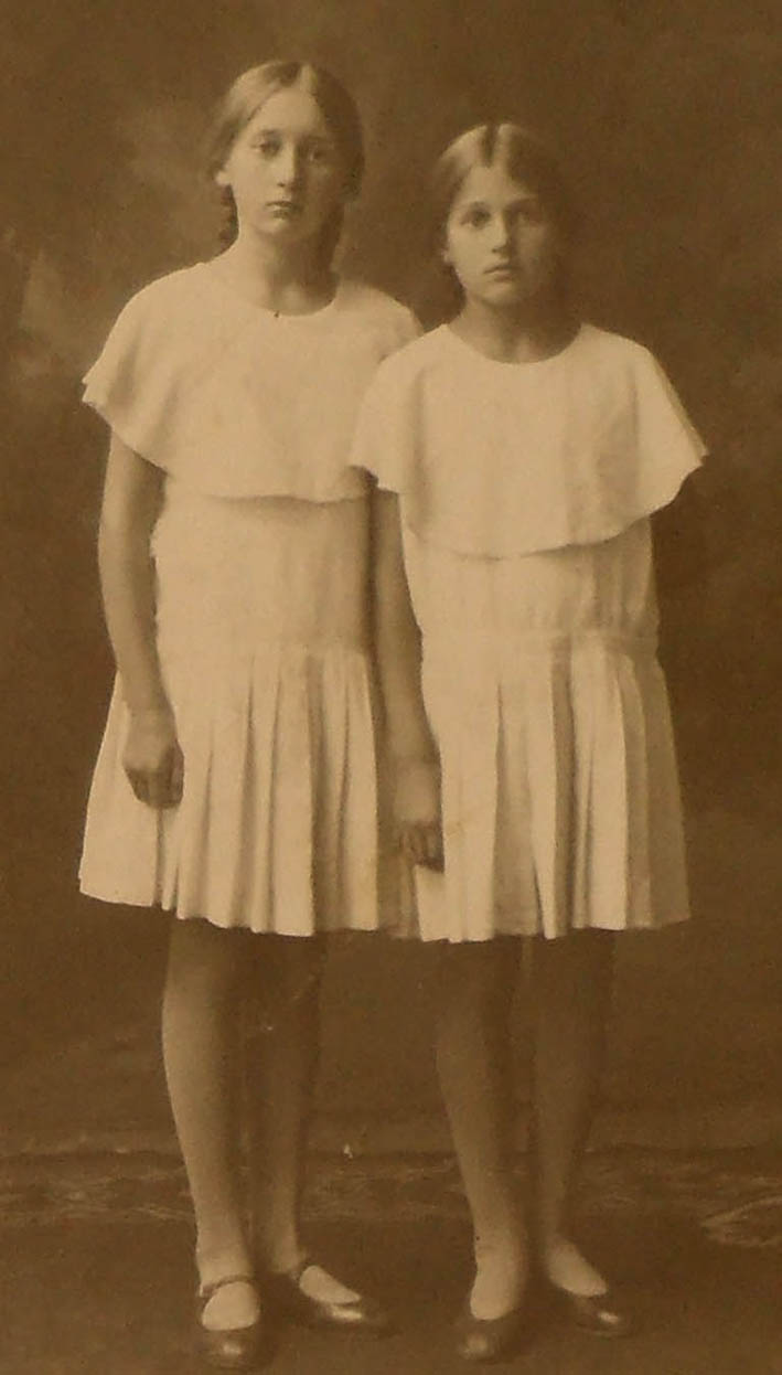 Фотография 1928 г. – Вере (справа) 10 лет, Надежде 13