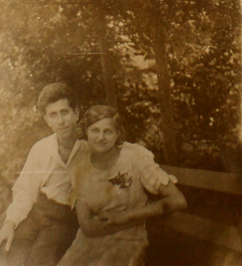 Москва. Василий Мноян с женой Верой, в парке, конец лета 1939 г.