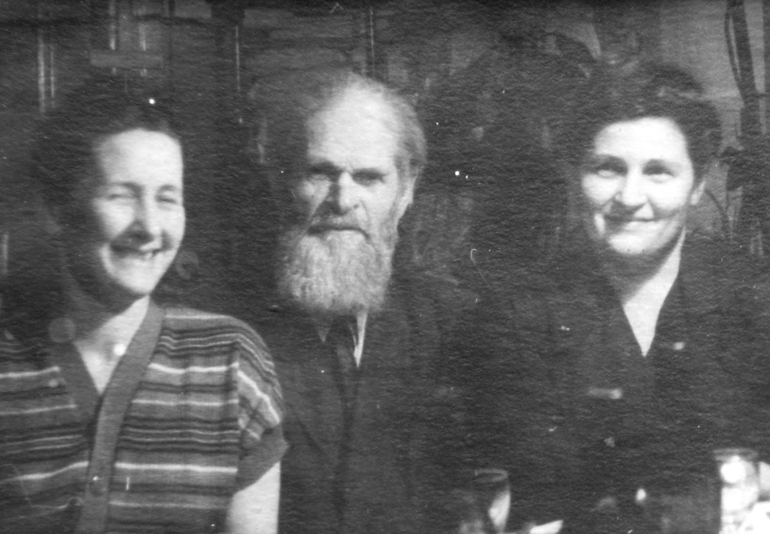 о. Иван ТЕПЛОВ со старшей дочерью Ириной и младшей Верой