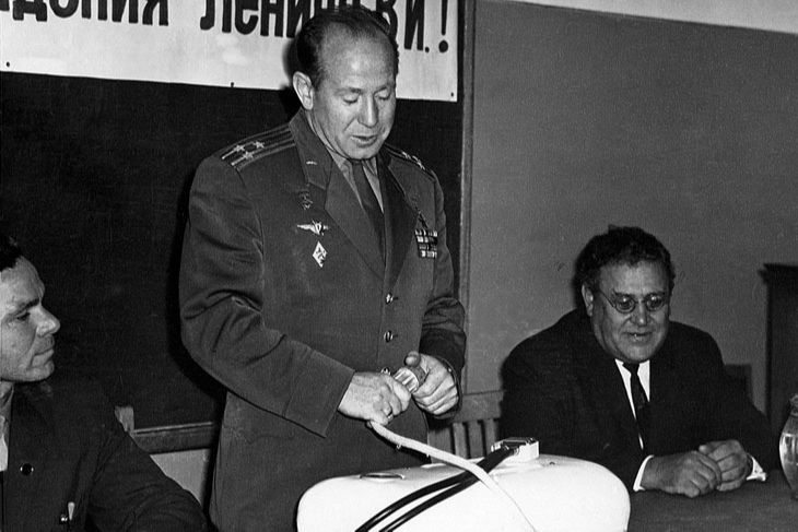 В центре космонавт А.А. Леонов, справа - П.И. Зима. Орехово-Зуево. 1965 г.