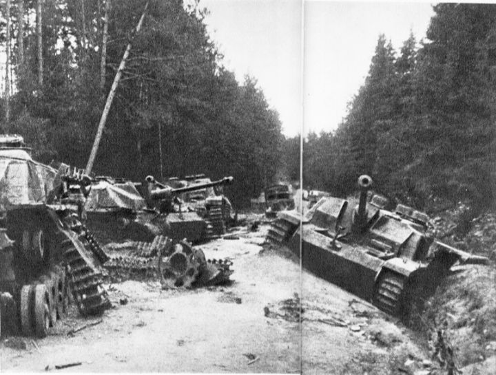 Танковое подразделение фашистов после попадания кумулятивных ПТАБ