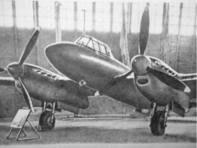 Основной фронтовой пикирующий бомбардировщик Пе-2  конструкции  В.М. Петлякова (1940 год)  в экспозиции монинского музея ВВС