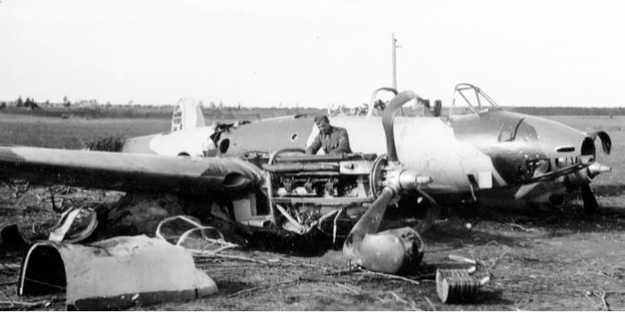 Бомбардировщик Пе-2 из 410-го БАП в своем  узнаваемом   камуфляже, разбитый на посадке