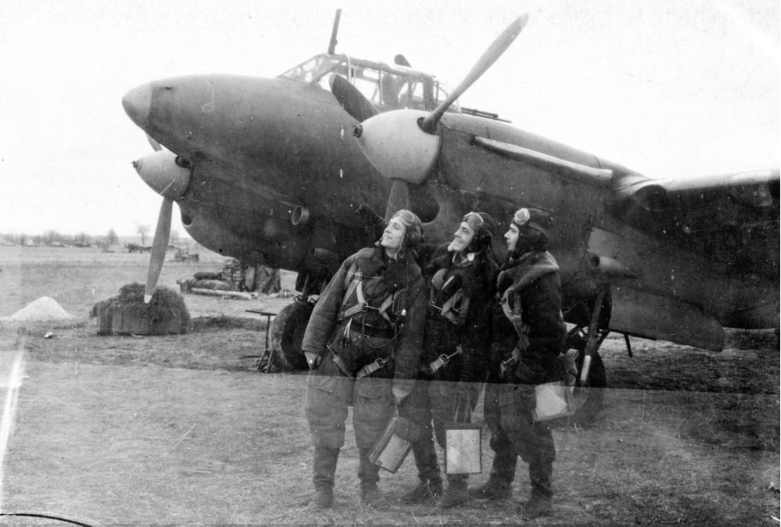 Экипаж у самолета Пе-2