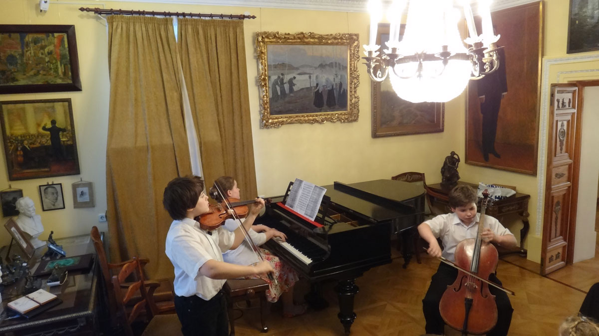 Играют (слева направо) Андрей, Елизавета и Валериан Яблочкины, внуки о. Валериана Кречетова