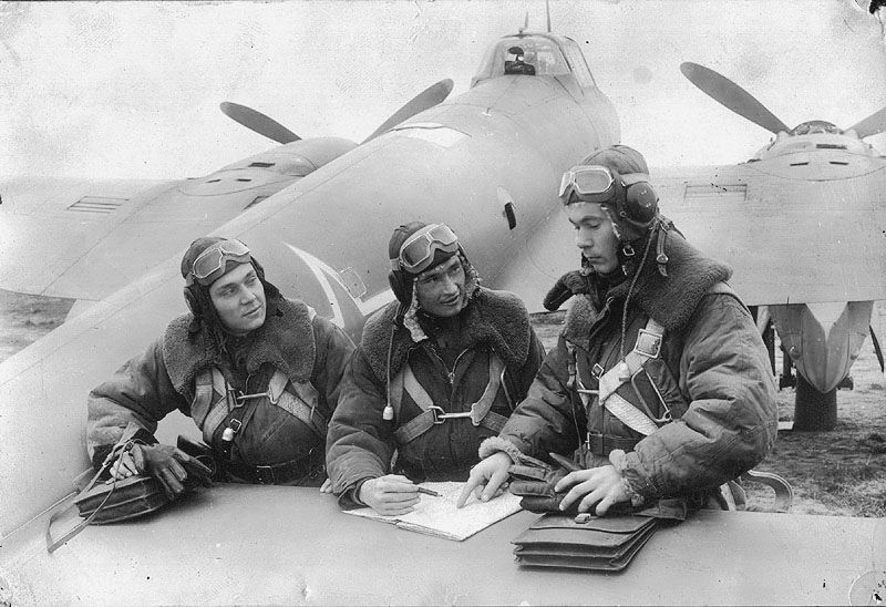 511-й полк. Экипаж самолета, слева летчик Петр Лунев