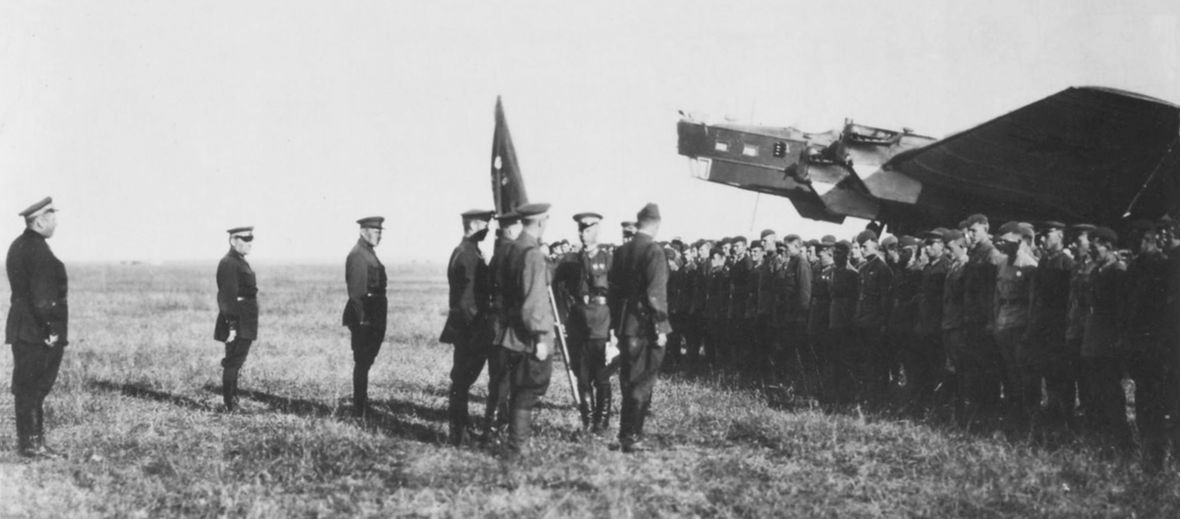 Вручение гвардейского знамени 1-й апдд, аэр. Никифоровка. Октябрь 1942 года