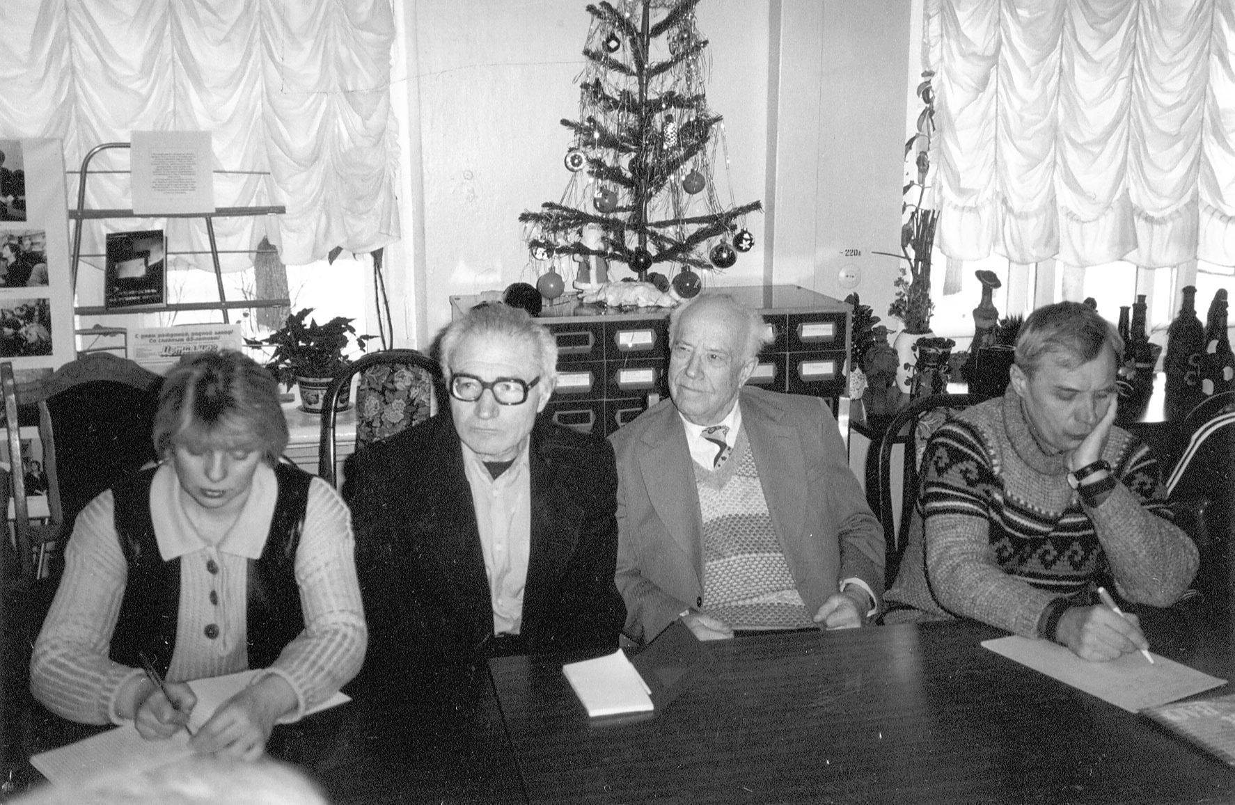 22 декабря 2002 года в электростальской Специализированной краеведческой библиотеке краевед Богородского района Евгений Николаевич Маслов обратился к В.И.Коняшину (второй справа) с предложением написать историю первого в СССР Народного оперного театра.