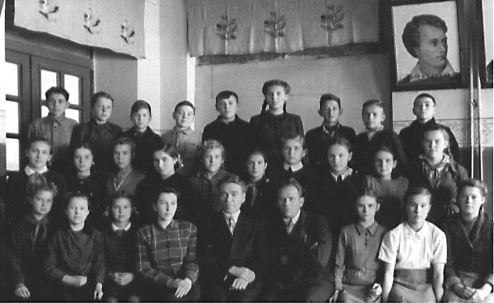 Школа №2, 1946-1947 учебный год, 6 «А» класс.  В верхнем ряду: третий справа – А.И. Богомолов