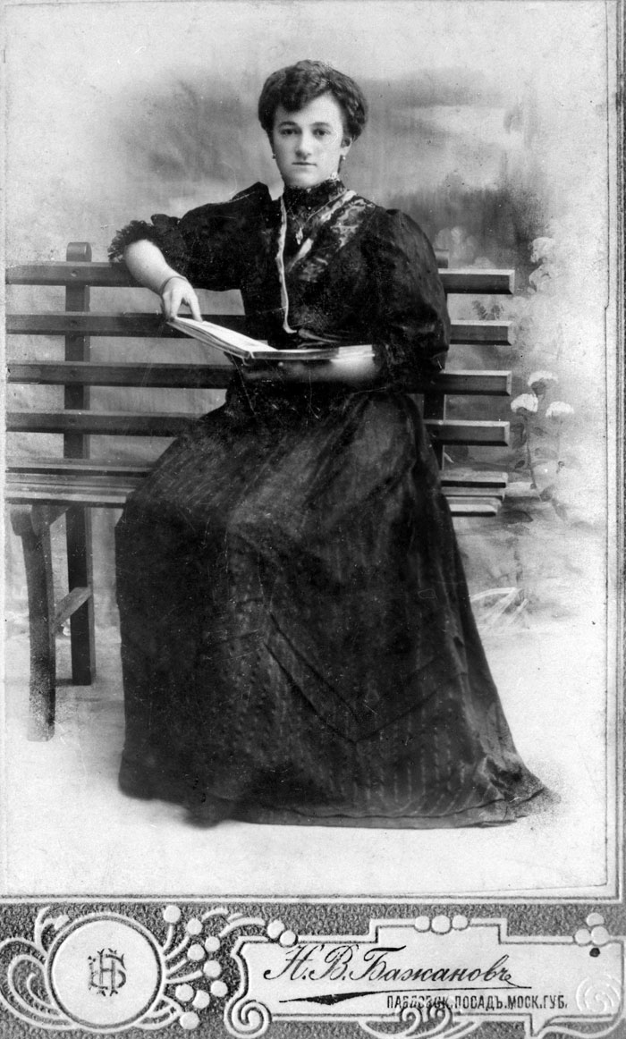 Баранова Анфиса Андреевна. Фотография сделана в мастерской Н.В. Бажанова в Павловском Посаде, 1900-е годы.