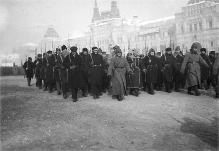 . Парад Коммунистического отряда перед отправкой на фронт. Москва. 1919  год