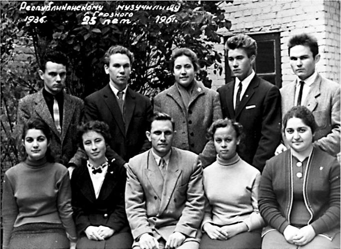 В.Н. Земсков (в центре) с учениками
