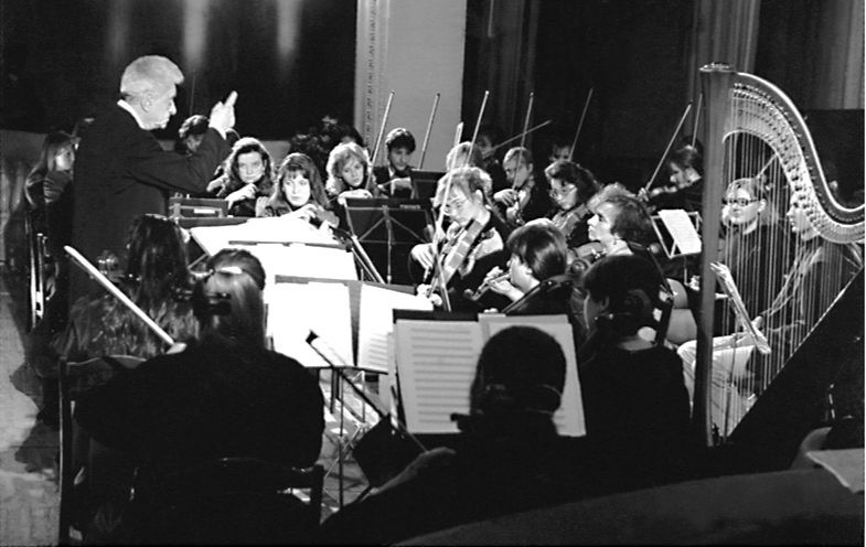 Отчетный концерт симфонического оркестра «Скрябинки» под  управлением дирижера              И.Ю. Айзиковича, апрель 1997 года