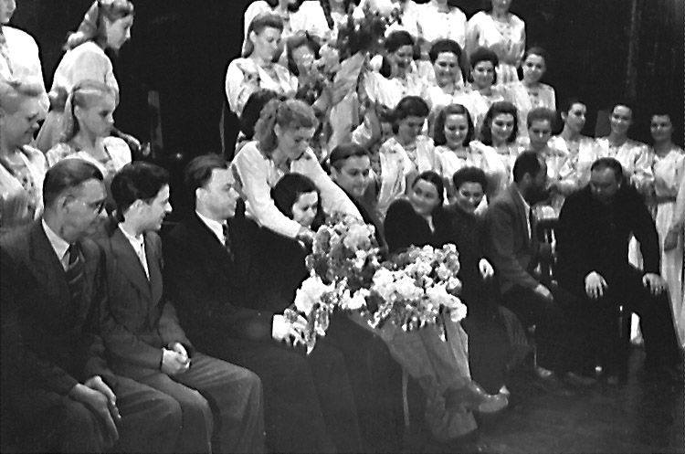 частницы Академического хора преподносят цветы организатору Музыкальной школы (1946 год)   Мирре Григорьевне Обшадко. 