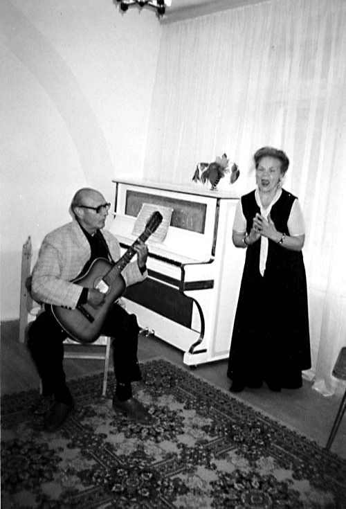 Дуэт А.П. Егоршиной и  В.И. Соловьева. Отец Валерия Ивановича Соловьева в 1930-х годах играл в первом струнном оркестре (домры,балалайки) Клуба им.К.Маркса. Руководил оркестром  А.Хламов