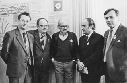 Встреча выпускников 5-й средней школы г. Калуги с Булатом Окуджавой в 1983 году. Н.Т.Денисов - справа