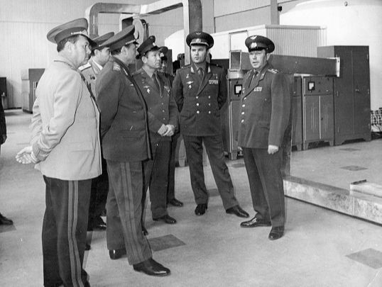 Н.А. Клишов (первый справа) у входа в центр подготовки космонавтов 