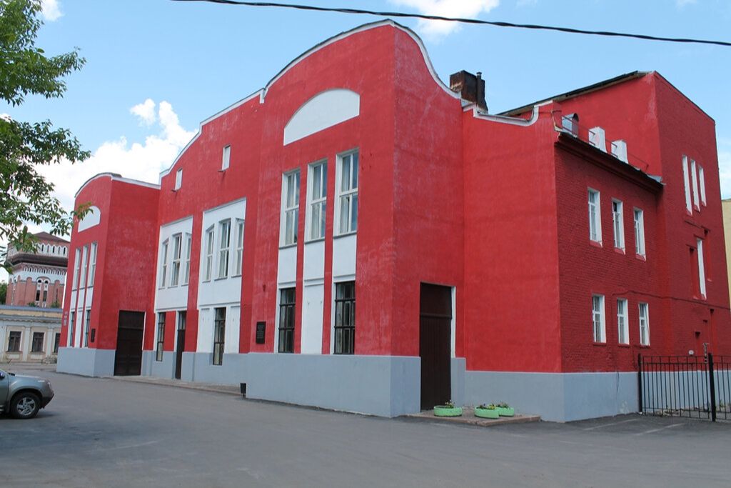 Здание Зимнего театра, построенного по проекту известного архитектора А. А. Галец-кого и по заказу С. Т. Морозова 