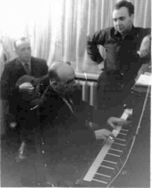 Иван (за пианино), Роман (мандолина), Сергей Морозовы