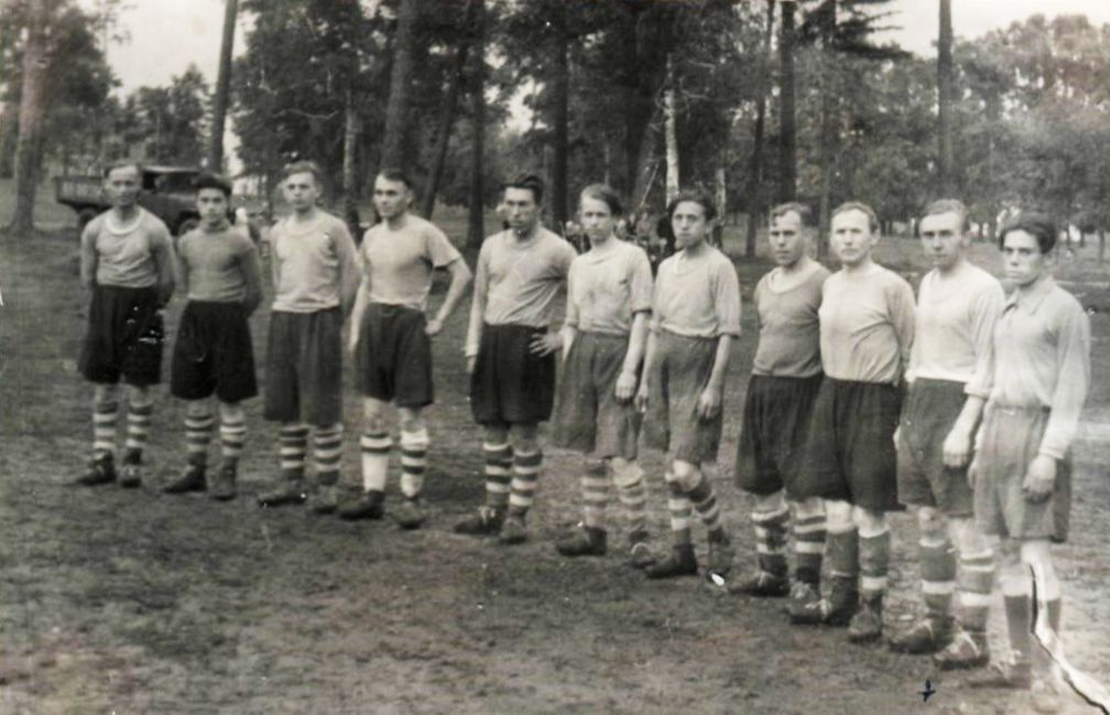 Футбольная команда завода «Торфмаш». Послевоенные годы. Второй справа — С. В. Морозов