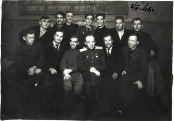 В казарме после войны: братья С. В., Р. В. и И. В. Морозовы среди друзей