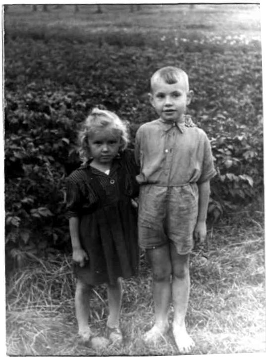 Саша Морозов с дочерью Р. В. Морозова Еленой на огороде. 50-е гг.