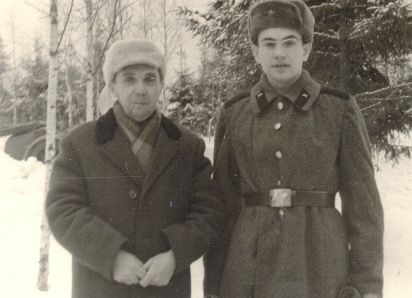С. В. Морозов с сыном Александром в воинской части. 1970 г.