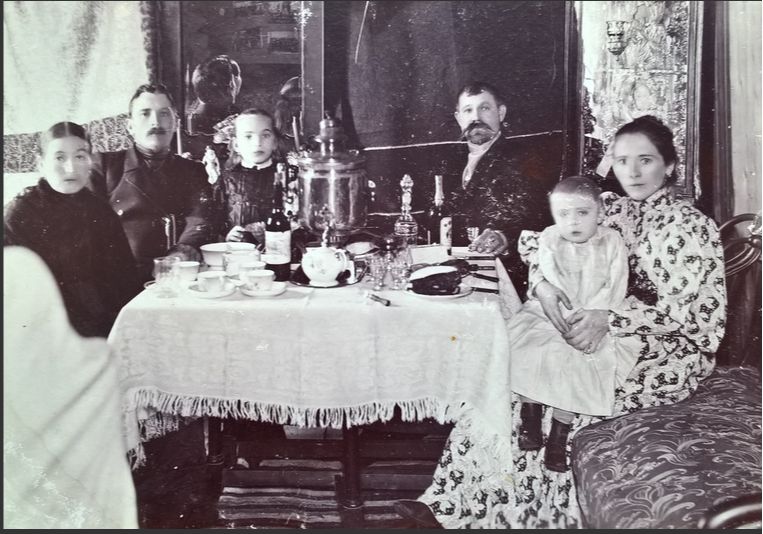   Чаепитие в Щелкове, «в доме у Клязьмы». 1914 г.