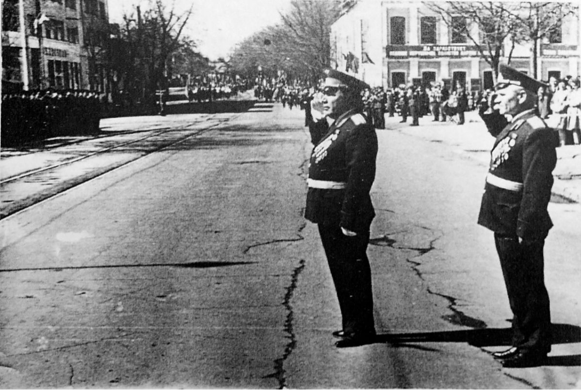 Полковник Трифонов Н.И. принимает парад войск Ногинского гарнизона 9 мая 1975 года